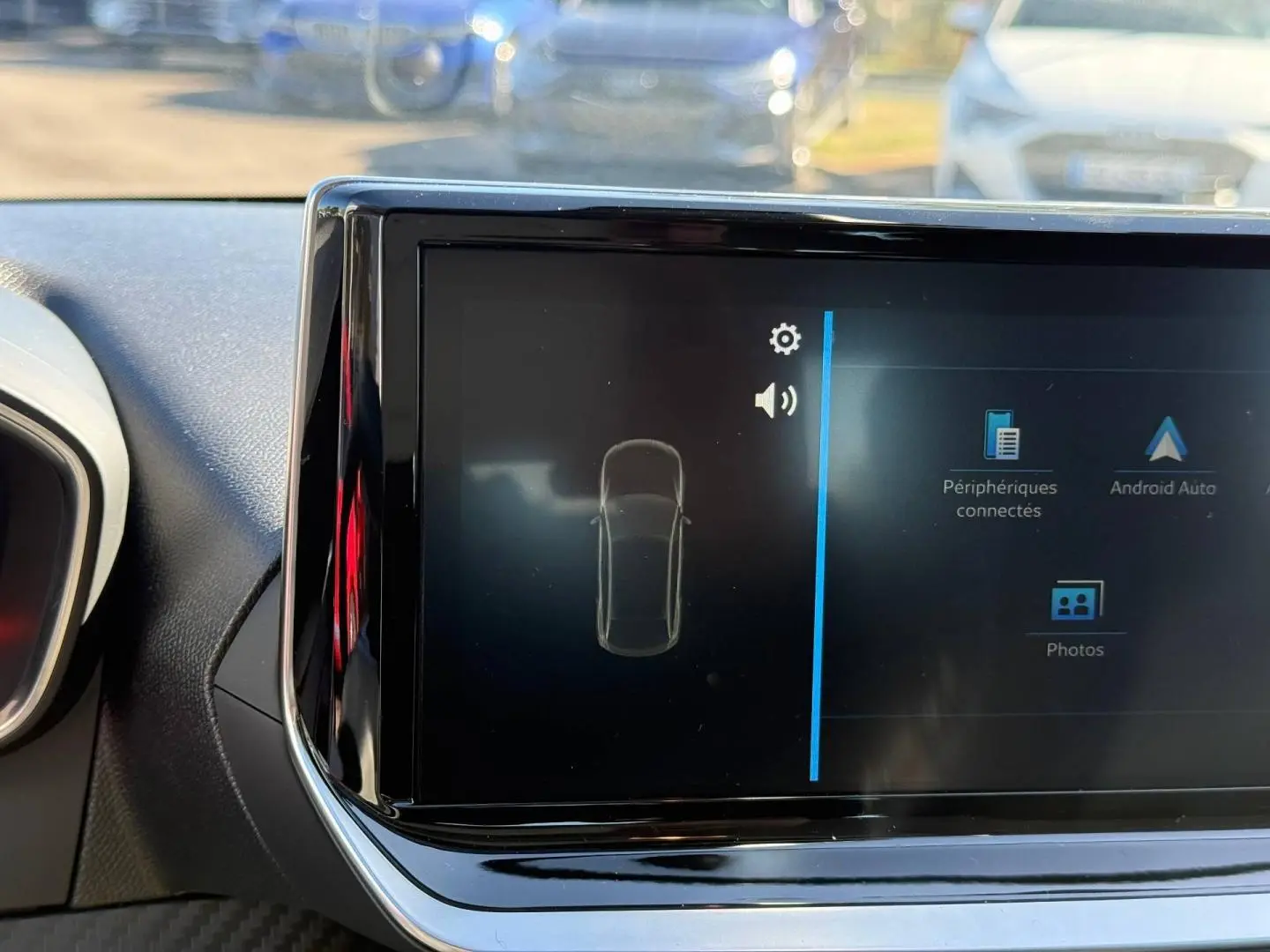 Écran tactile central de la Peugeot 208 1.2 Hybrid 110ch Style, affichant les options connectées et Android Auto.