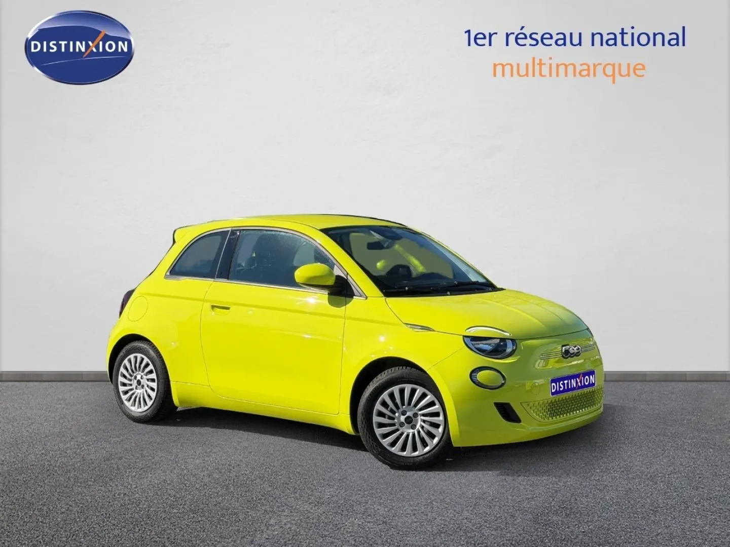 Vue de profil avant droit d'une FIAT 500 électrique 2024 en Ocean Green métal, avec jantes argentées et phares ronds.