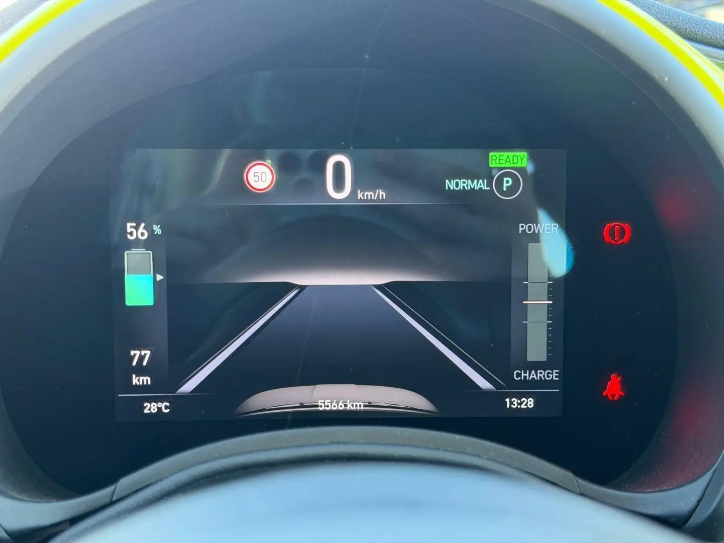 Vue rapprochée du tableau de bord numérique de la Fiat 500 e 95ch Ocean Green, affichant l'autonomie et la vitesse à 0 km/h.