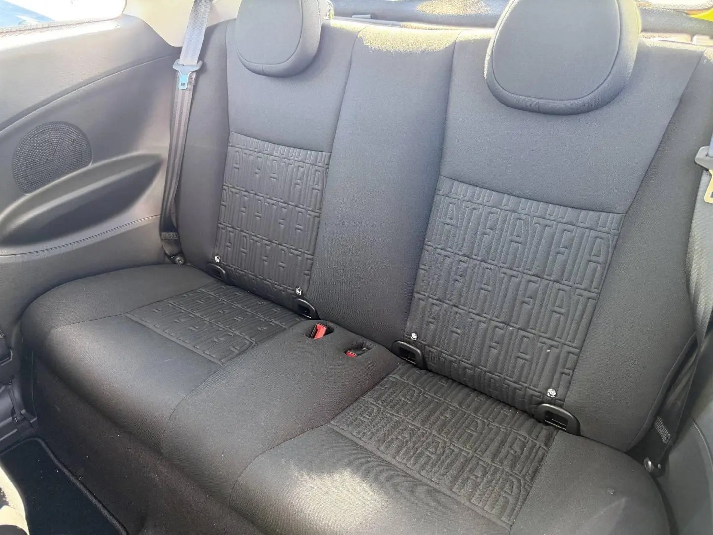 Banquette arrière noire avec motifs Fiat en tissu Seaqual dans une Fiat 500 e 95ch Pack Confort MY23.