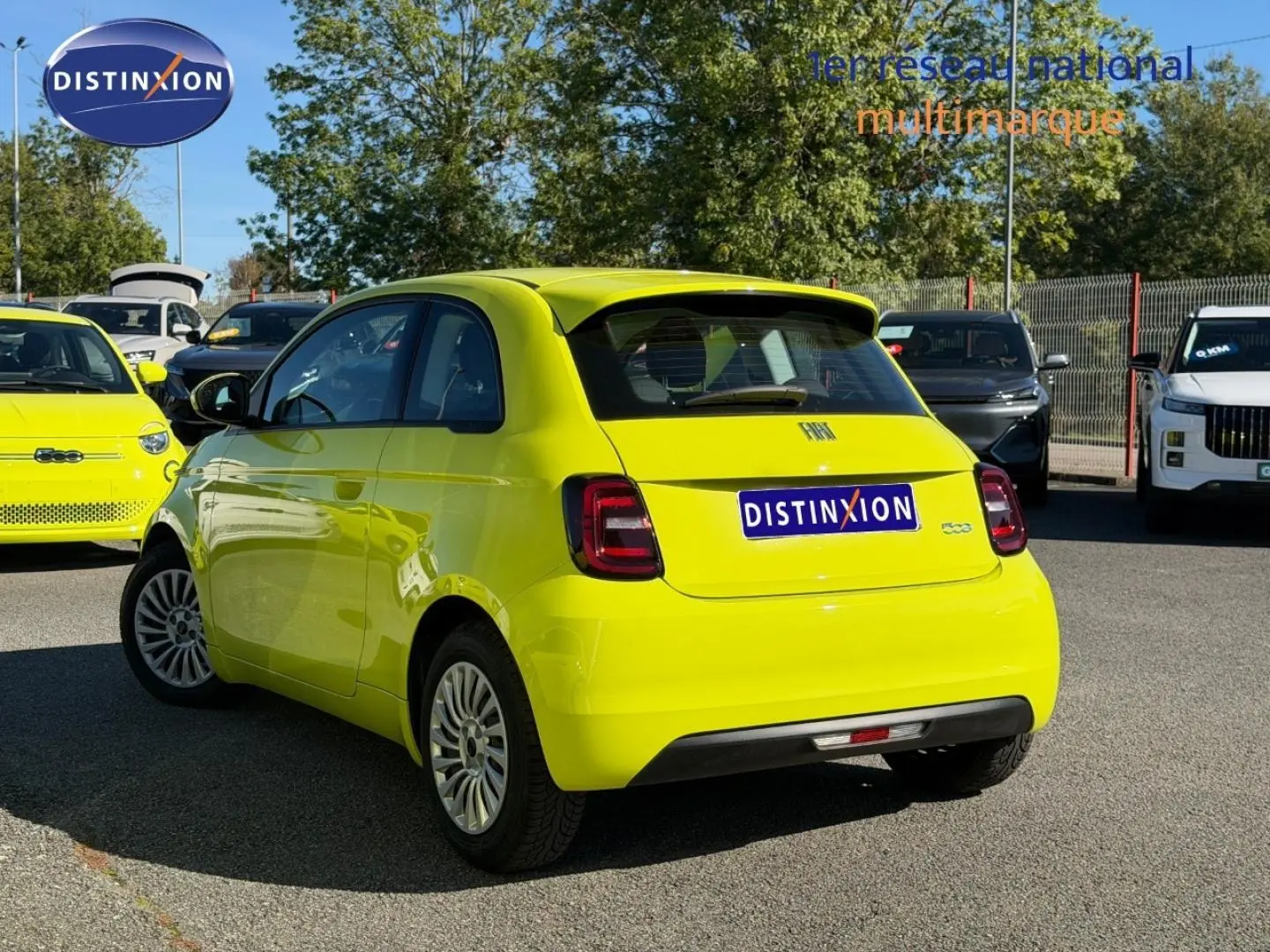 Vue 3/4 arrière droite de la FIAT 500 électrique 2024 en Ocean Green métal, avec feux arrière LED et becquet.