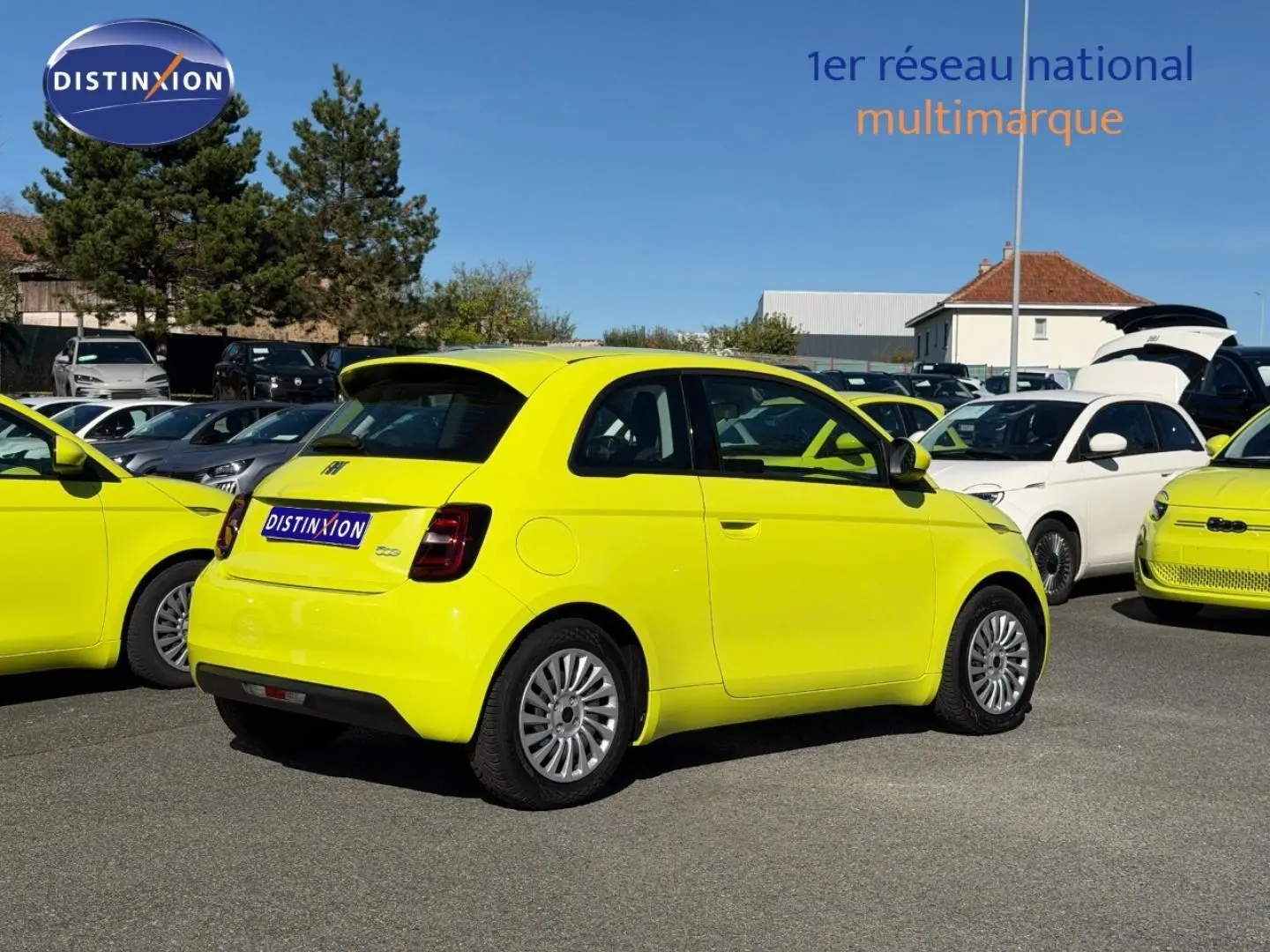 Vue 3/4 arrière droite d'une FIAT 500 électrique Ocean Green métal, avec feux arrière LED et jantes argentées.