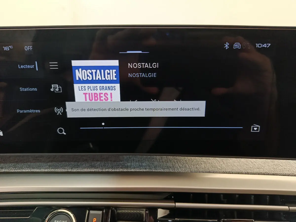 Écran tactile central affichant la radio Nostalgie dans l'habitacle du Peugeot 3008 noir, version hybride 2025.