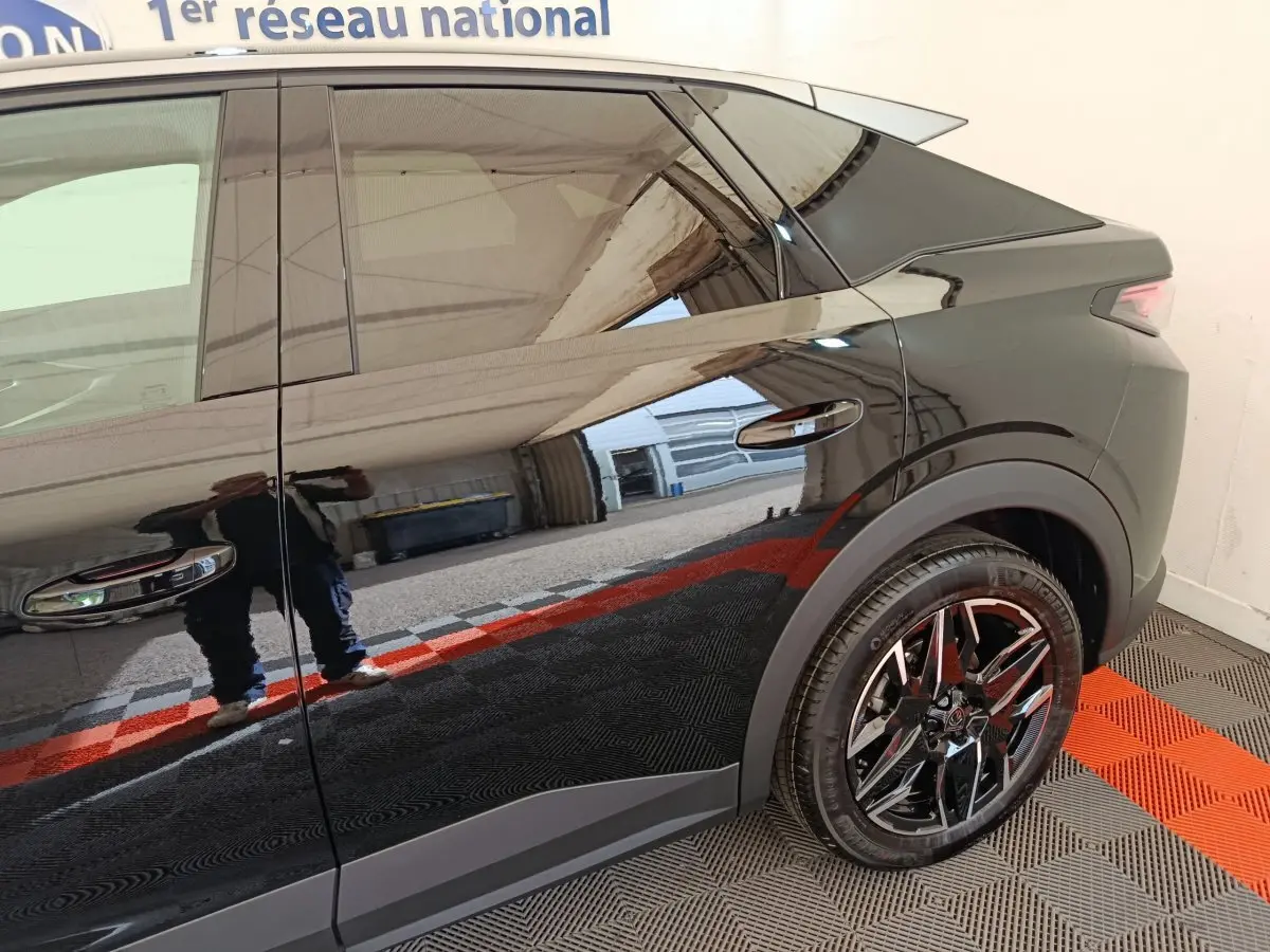 Profil côté droit du Peugeot 3008 noir 2025 avec jante alliage et poignées de porte chromées.