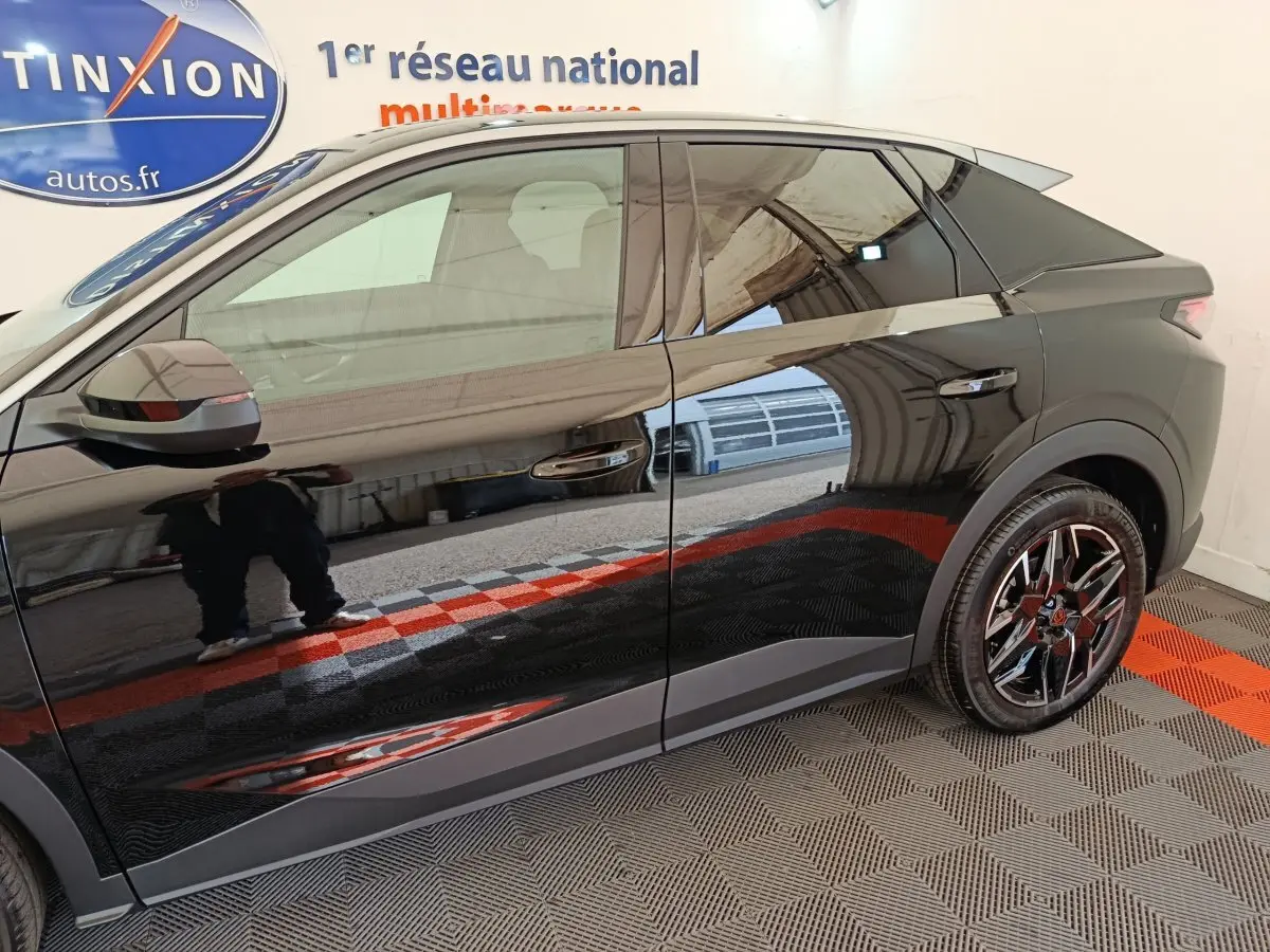 Profil droit noir brillant du Peugeot 3008 1.2 HYBRID 145 E-DCS6 GT avec jantes alliage et poignées chromées.