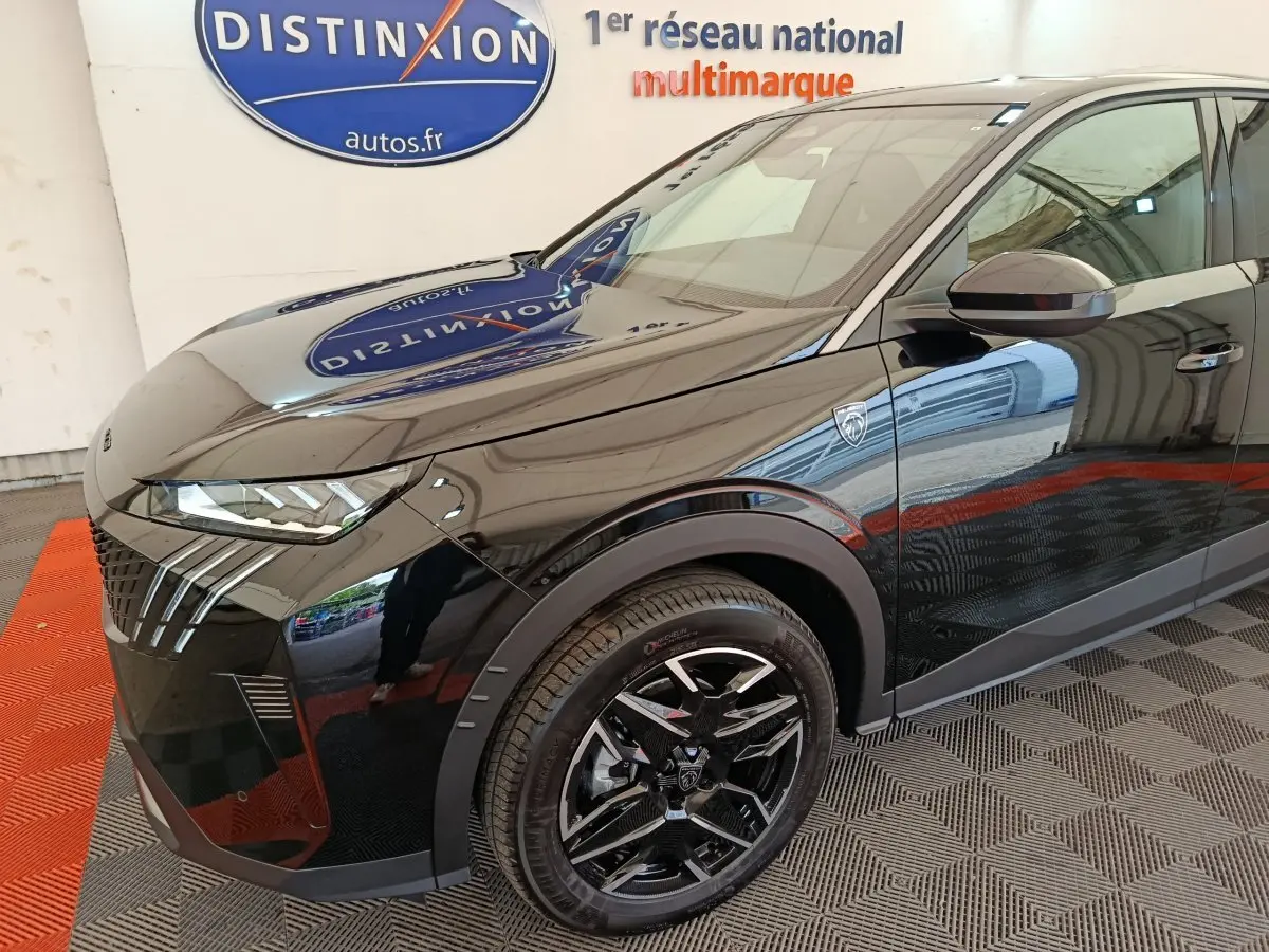 Vue 3/4 avant droit du Peugeot 3008 noir brillant, mettant en valeur ses phares LED et jantes noires stylisées.
