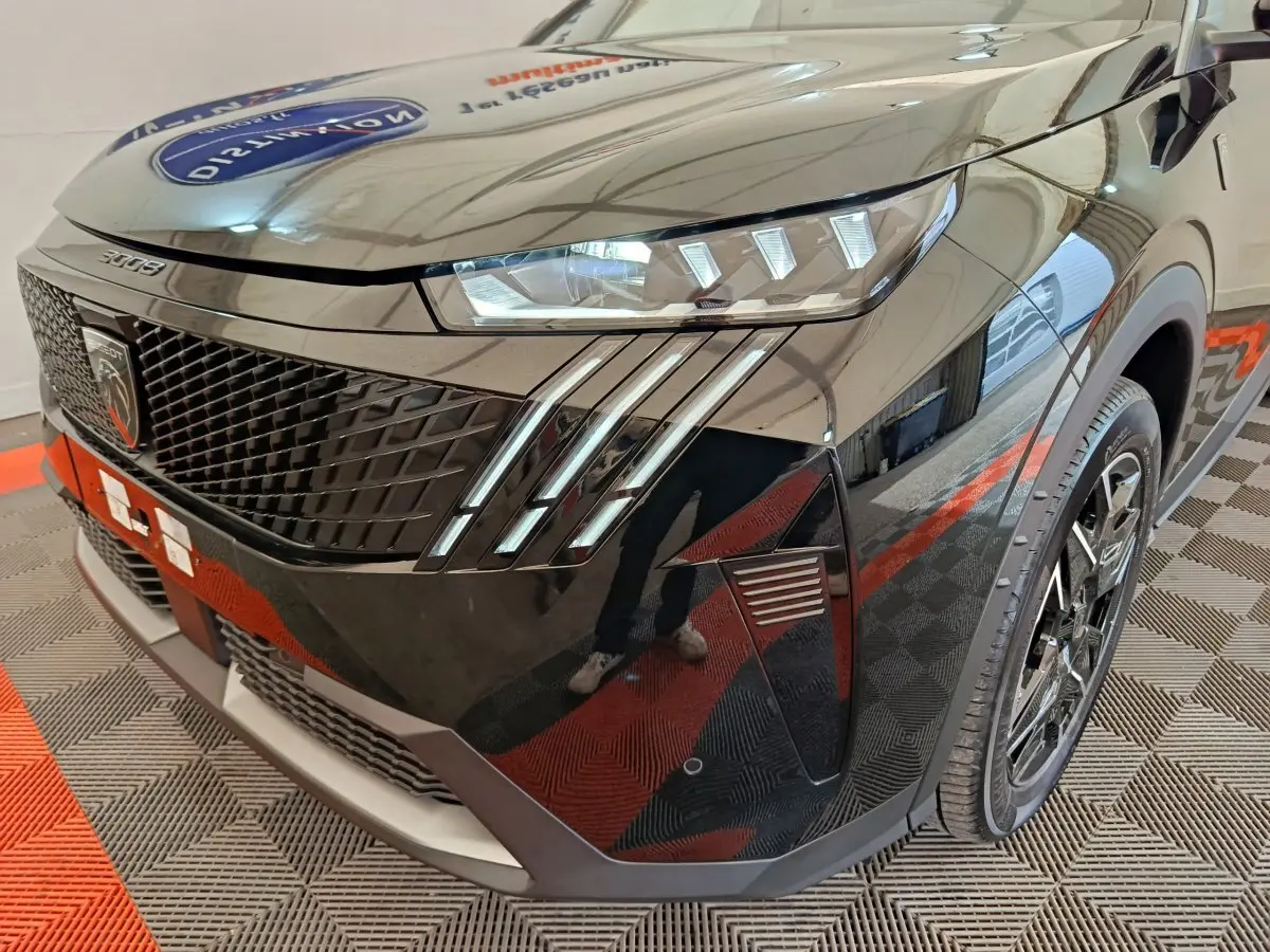 Vue 3/4 avant droit d'un Peugeot 3008 noir brillant mettant en valeur ses phares LED et sa calandre distinctive.
