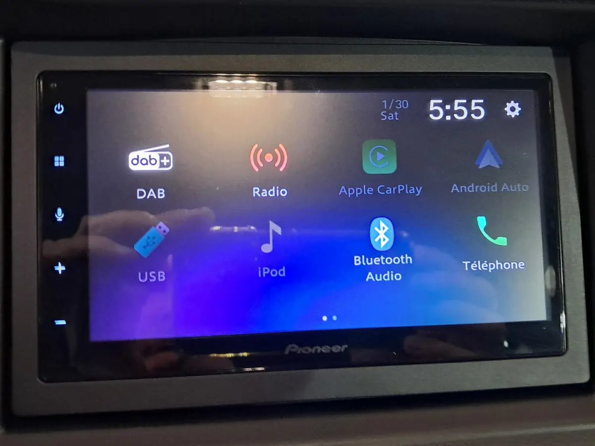 Écran tactile multimédia Pioneer de l'AIXAM AMBITION bleu, affichant les options connectivité et radio.