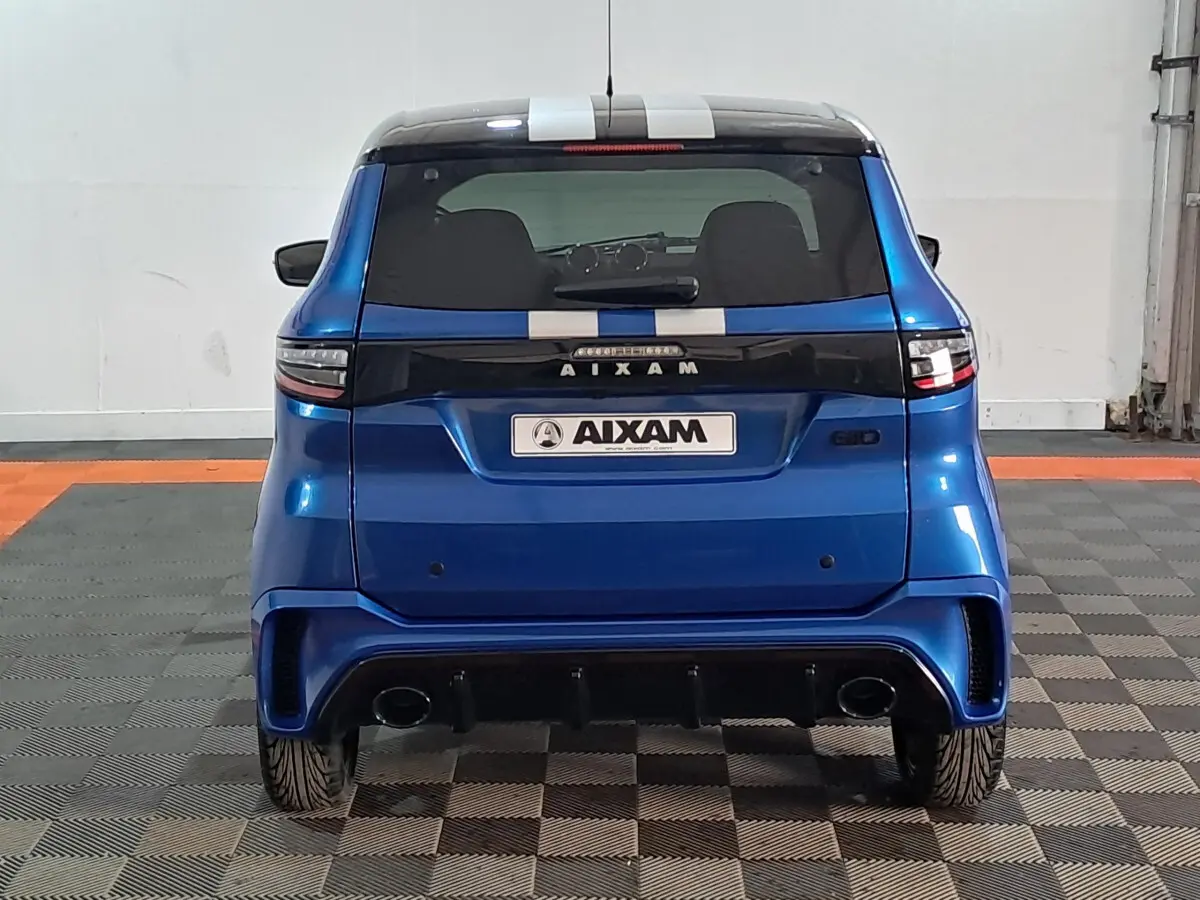Vue arrière d'une AIXAM AMBITION 0.5 CITY GTO bleu 2025 avec double sortie d'échappement et bande blanche centrale