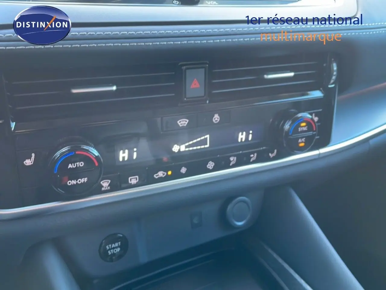 Détail de la console centrale du Nissan Qashqai 2025 gris argile, montrant la climatisation automatique avec affichage digital.