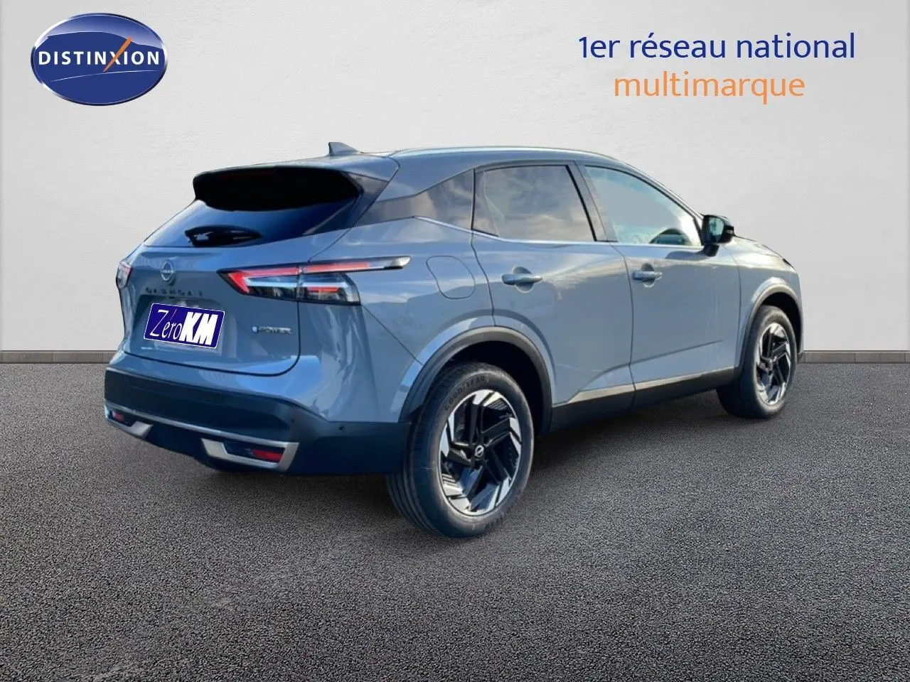 Vue 3/4 arrière droite du Nissan Qashqai 2025 gris argile métal avec jantes noires et toit noir contrasté.