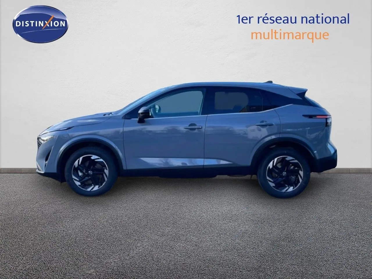 Vue de profil côté gauche du Nissan Qashqai 1.5 E-POWER gris argile métal avec jantes noires stylisées.
