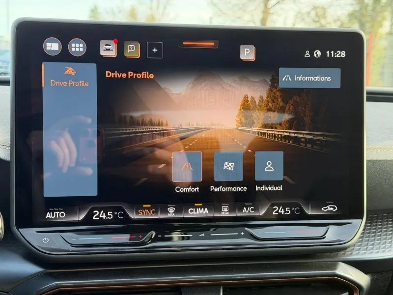 Écran tactile central du tableau de bord de la SEAT LEON 2025 affichant les modes de conduite avec interface moderne.