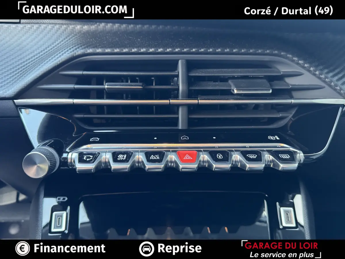 Gros plan sur la console centrale noire brillante de la Peugeot 208 Hybrid 110, avec boutons chromés et aérateurs horizontaux.