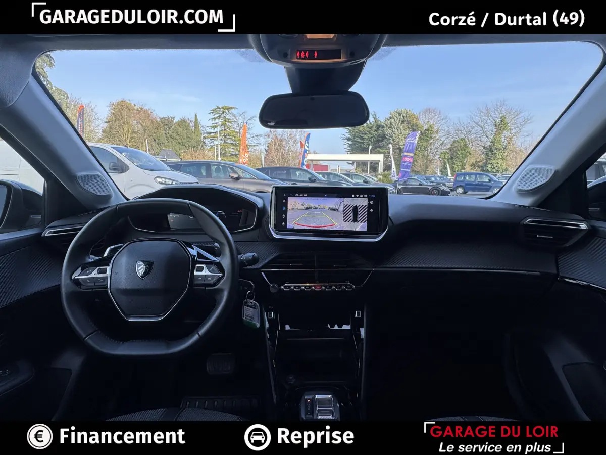Intérieur Peugeot 208 Hybrid 110 Allure, vue frontale du tableau de bord avec écran tactile affichant caméra de recul.