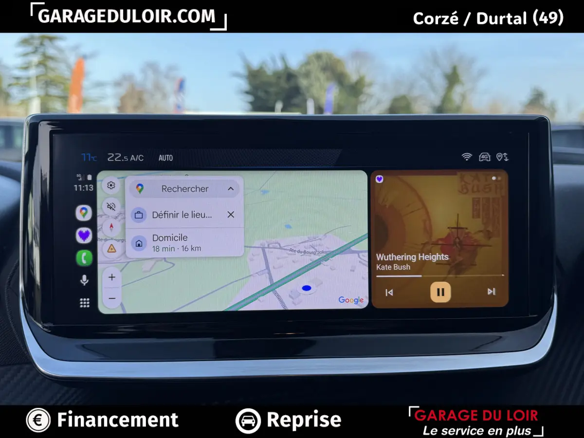 Écran tactile central de la Peugeot 208 Hybrid 110 e-DCS6 Allure 2025 affichant navigation et musique, intérieur noir.