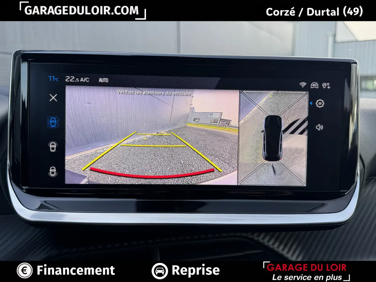 Écran tactile intérieur montrant la caméra de recul et vue 360° du Peugeot 208 gris clair en stationnement.