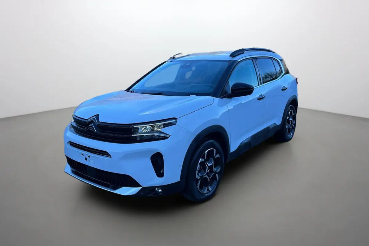 Citroën C5 Aircross Hybrid blanc okénite en 3/4 avant droit, avec barres de toit noires et jantes alu 18 pouces.