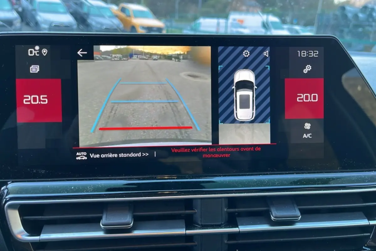 Écran tactile intérieur du Citroën C5 Aircross Hybrid blanc, affichant la caméra de recul et la vue 360° en temps réel.