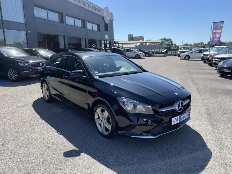 Mercedes Classe CLA Shooting Brake noir vue 3/4 avant droit, calandre étoile et jantes alliage visibles.