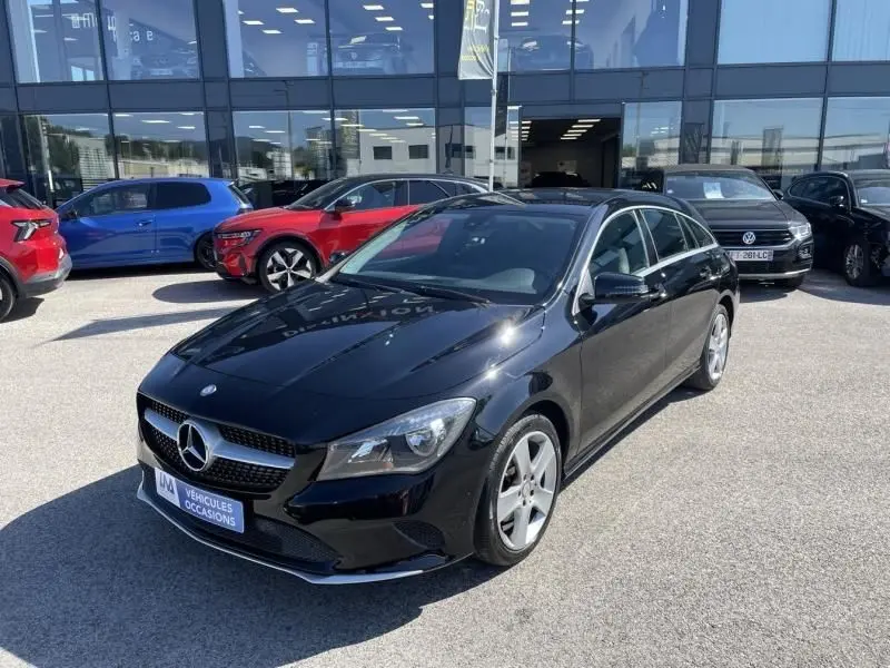 Mercedes Classe CLA Shooting Brake noir vue 3/4 avant droit, avec jantes alliage et calandre étoile visible.
