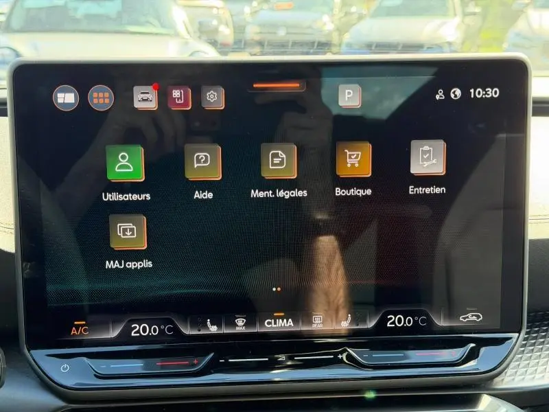 Écran tactile central affichant le menu principal du système multimédia dans une CUPRA Formentor blanc Nevada 2025.