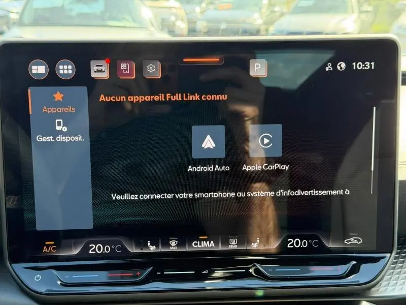 Écran tactile central du tableau de bord de la CUPRA Formentor blanc Nevada, affichant les options Android Auto et Apple CarPlay.