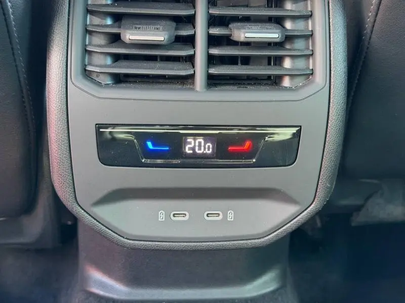 Détail de la commande de climatisation arrière avec affichage digital et ports USB dans une CUPRA Formentor blanc Nevada.