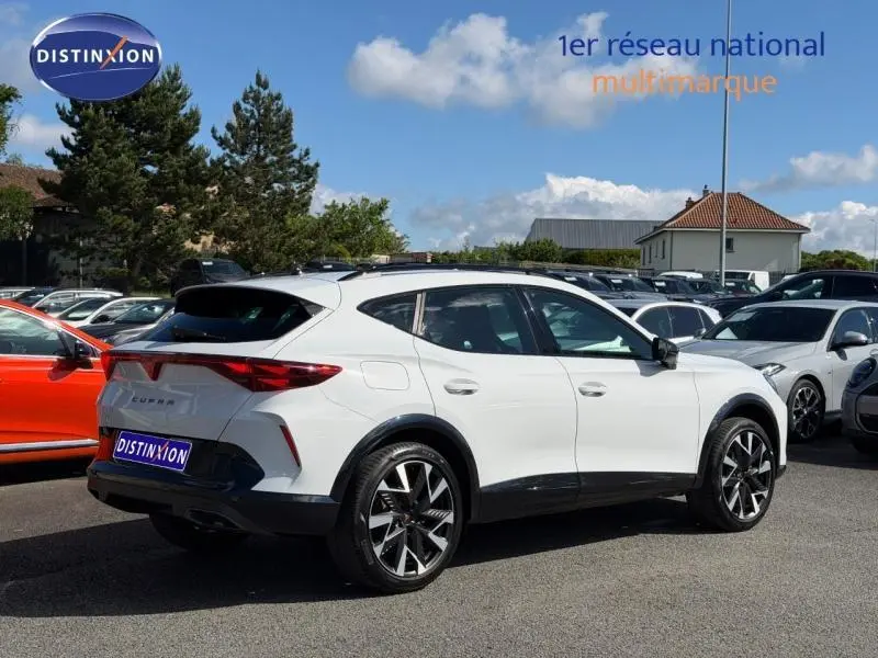 Vue 3/4 arrière droite d'une CUPRA Formentor blanc Nevada métallisé avec jantes alliage et feux arrière LED.