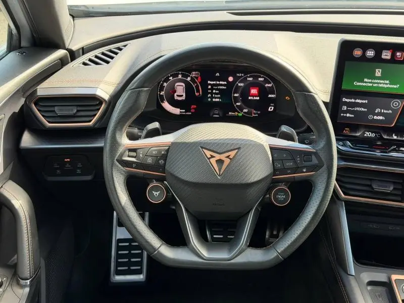 Vue intérieure centrée sur le volant cuir noir et le tableau de bord numérique du CUPRA Formentor 2025.
