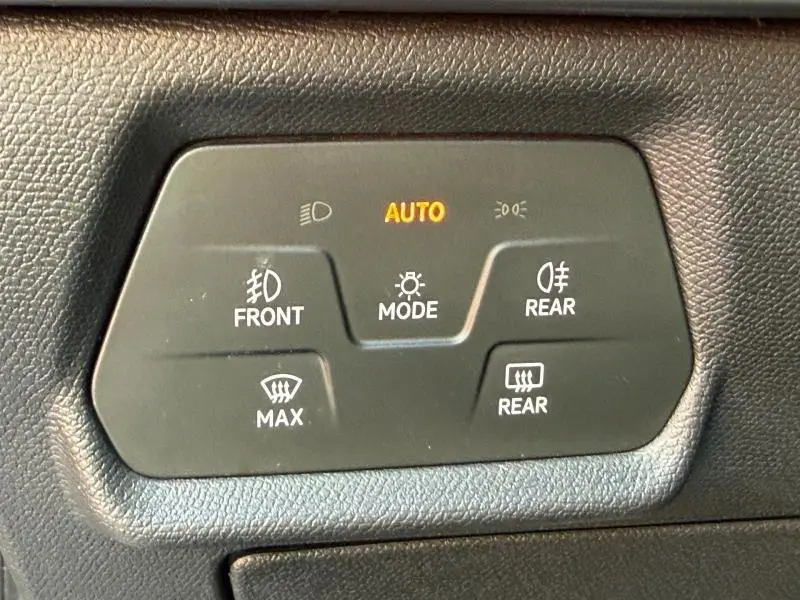 Panneau de commandes d’éclairage et de dégivrage du CUPRA Formentor blanc Nevada, avec mode automatique activé.