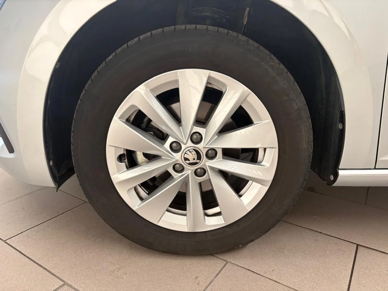 Gros plan sur la roue avant gauche d'une Skoda Scala gris argent 2024, mettant en valeur la jante en alliage au design moderne.