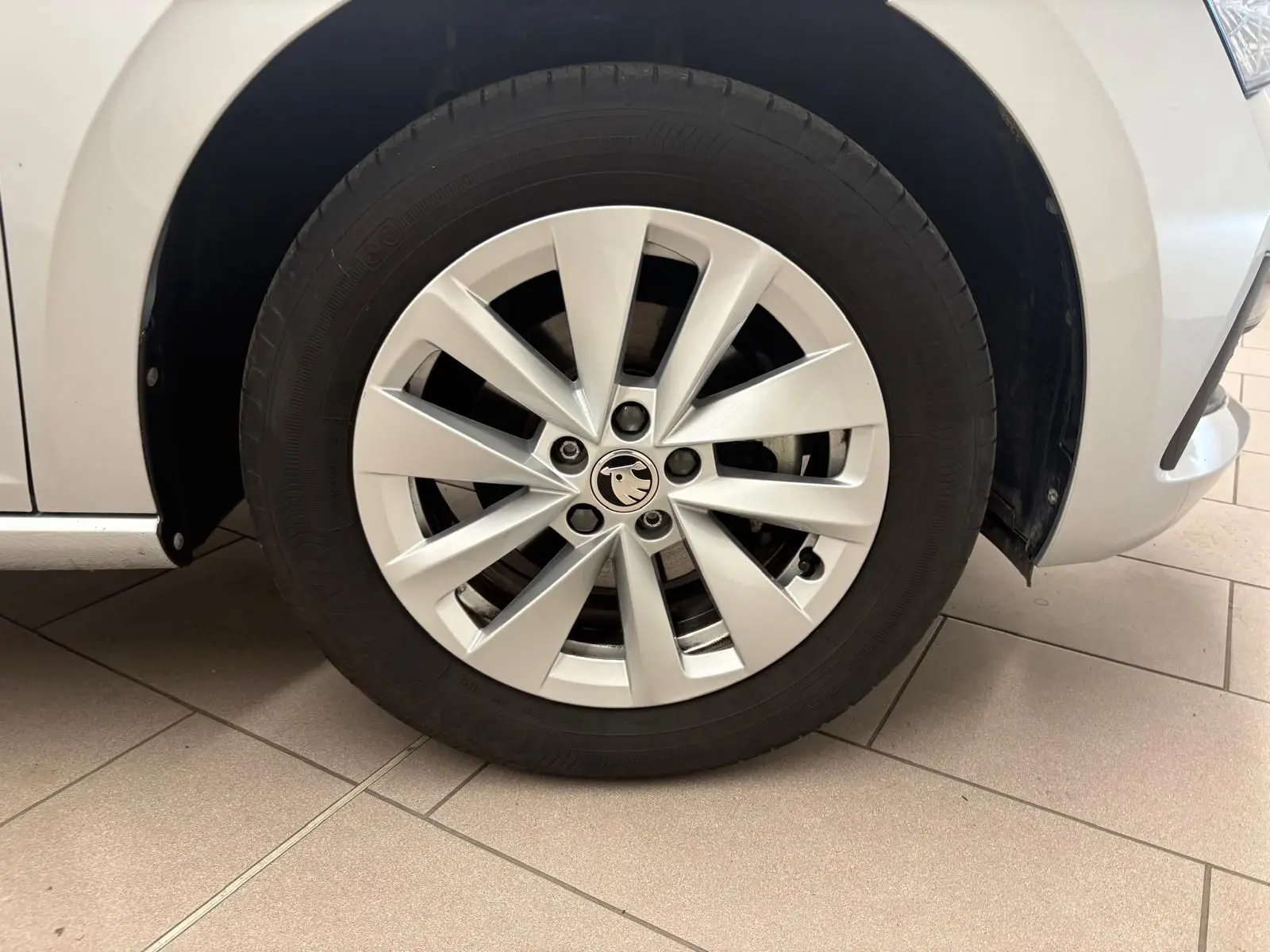 Gros plan sur la roue avant droite gris argent d'une Skoda Scala 1.0 TSI 110 DSG7 Business 2024 avec jante en alliage.