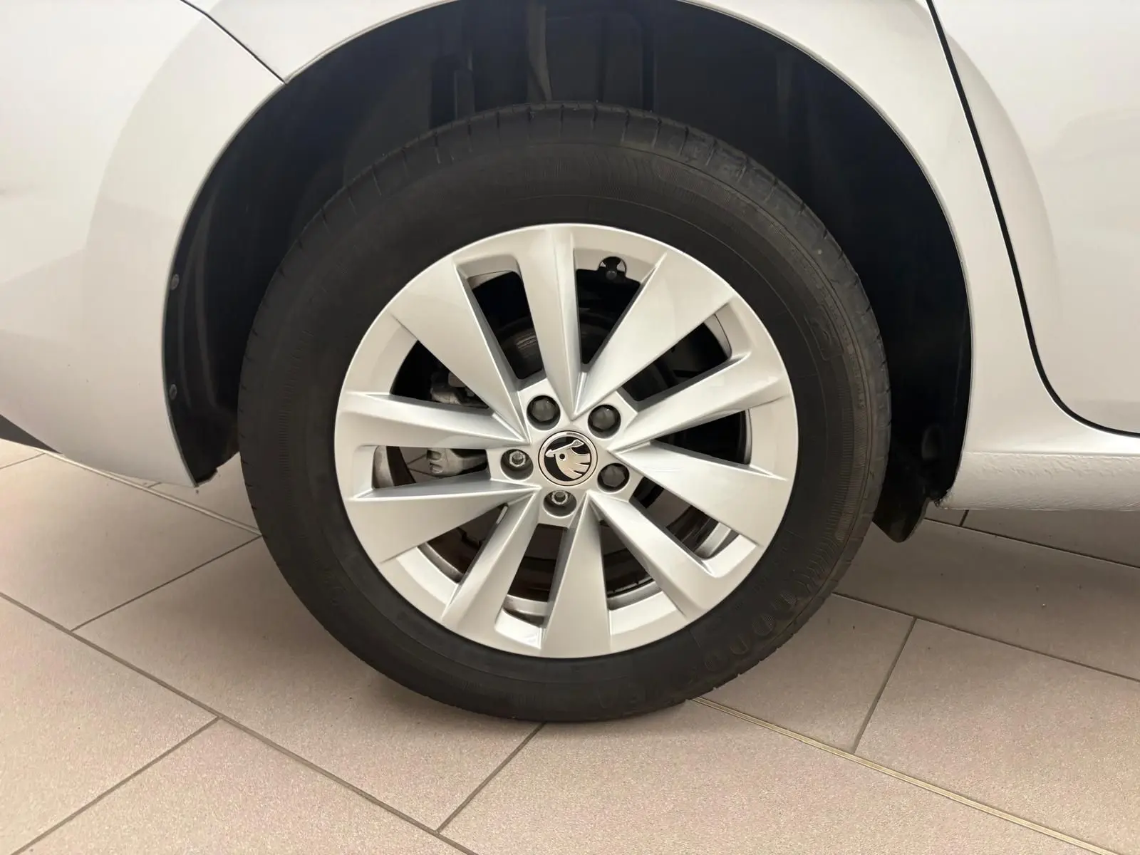 Gros plan sur la roue avant droite gris argent d'une Skoda Scala 1.0 TSI 110 DSG7 Business avec jante alliage.