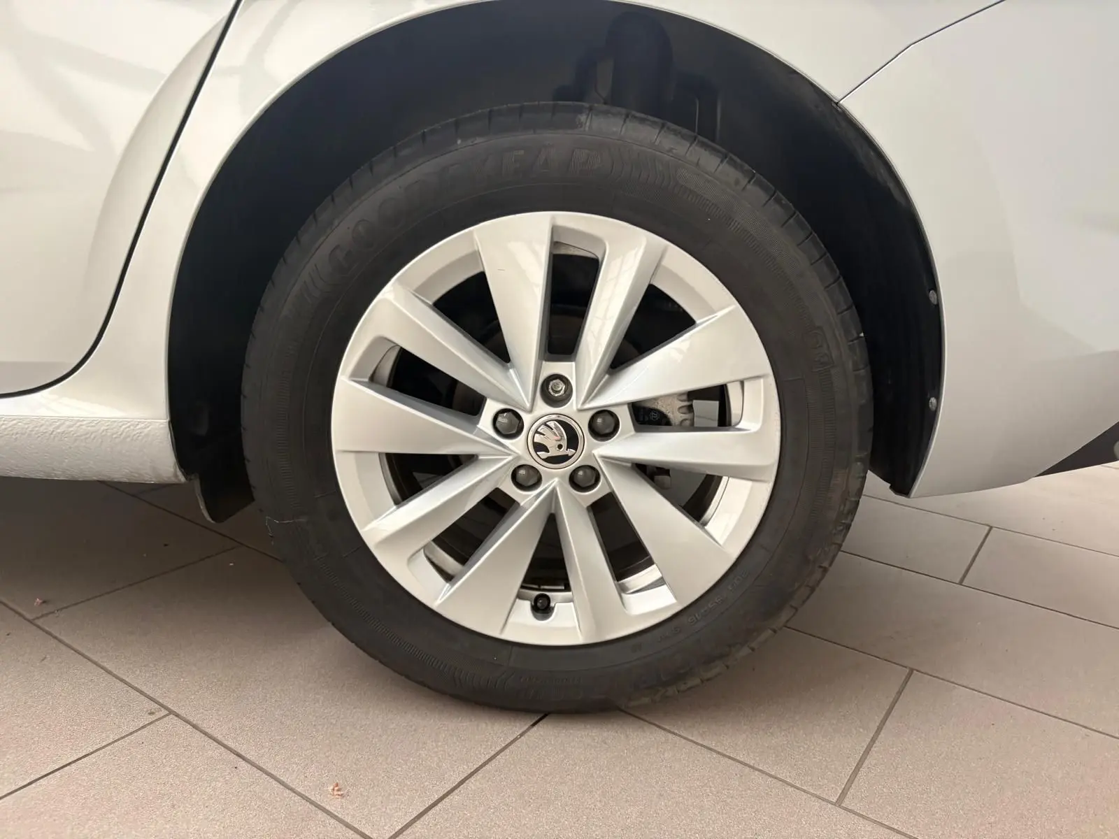 Gros plan sur la roue avant droite gris argent d'une Skoda Scala 1.0 TSI 110 DSG7 Business 2024 avec jante alliage.
