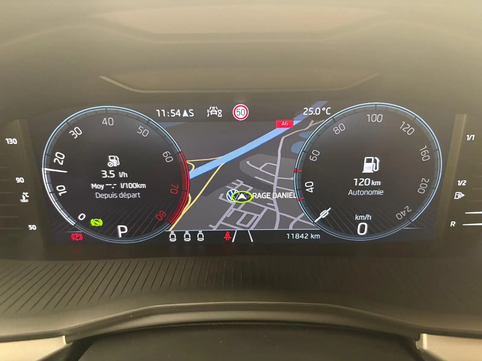 Tableau de bord numérique du Skoda Scala 2024, affichant la consommation, la navigation et l'autonomie à 120 km.