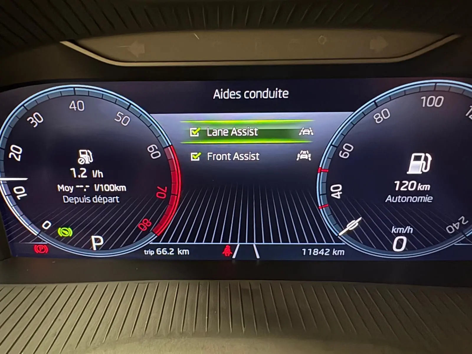 Tableau de bord numérique du Skoda Scala 2024, affichant aides à la conduite Lane Assist et Front Assist activées.