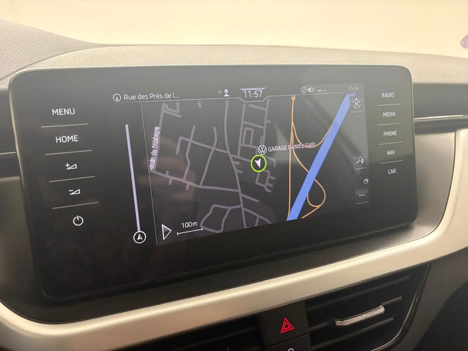 Écran tactile central du tableau de bord du Skoda Scala 2024 affichant la navigation GPS en mode jour.