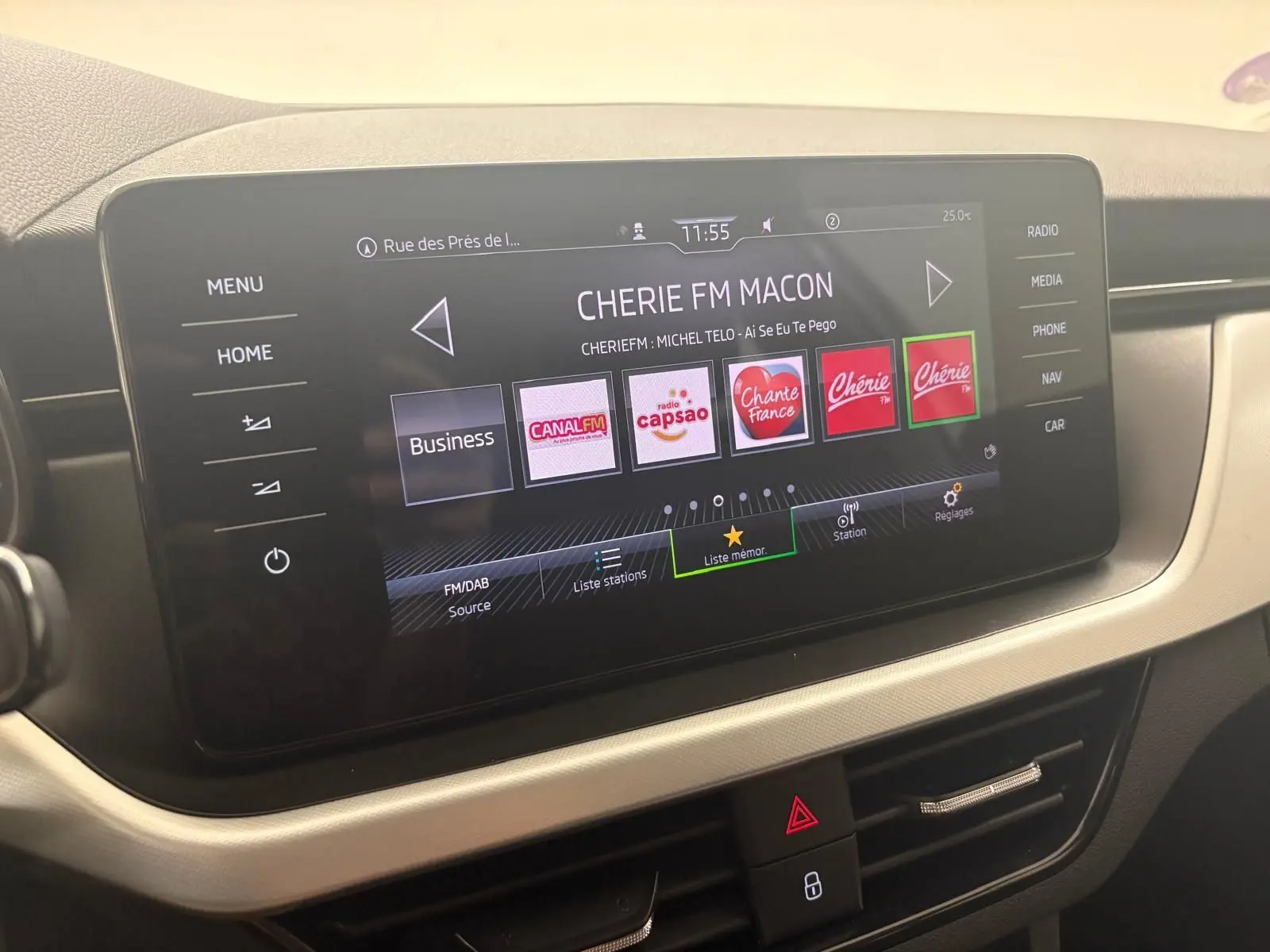 Écran tactile central du Skoda Scala 2024 gris argent, affichant la radio avec plusieurs stations FM en mode Business.