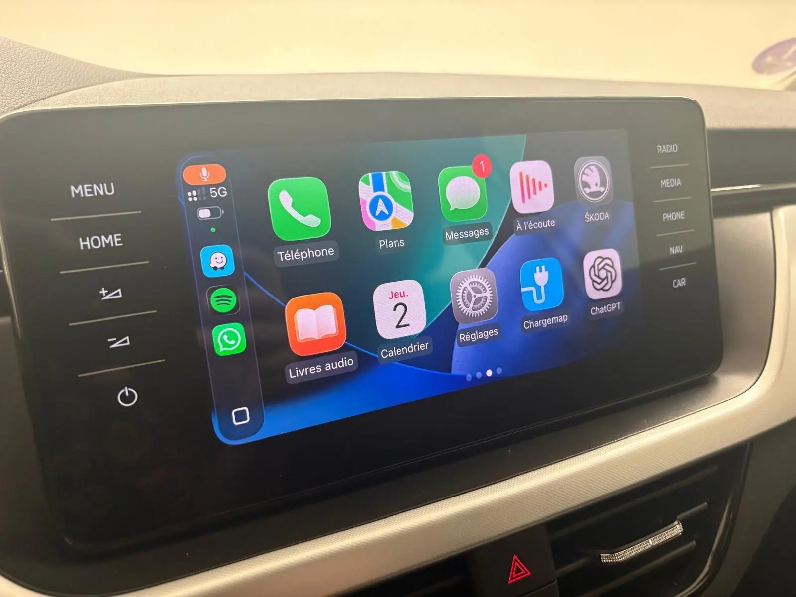 Écran tactile central de la Skoda Scala 2024 affichant les applications connectées, vue intérieure rapprochée.