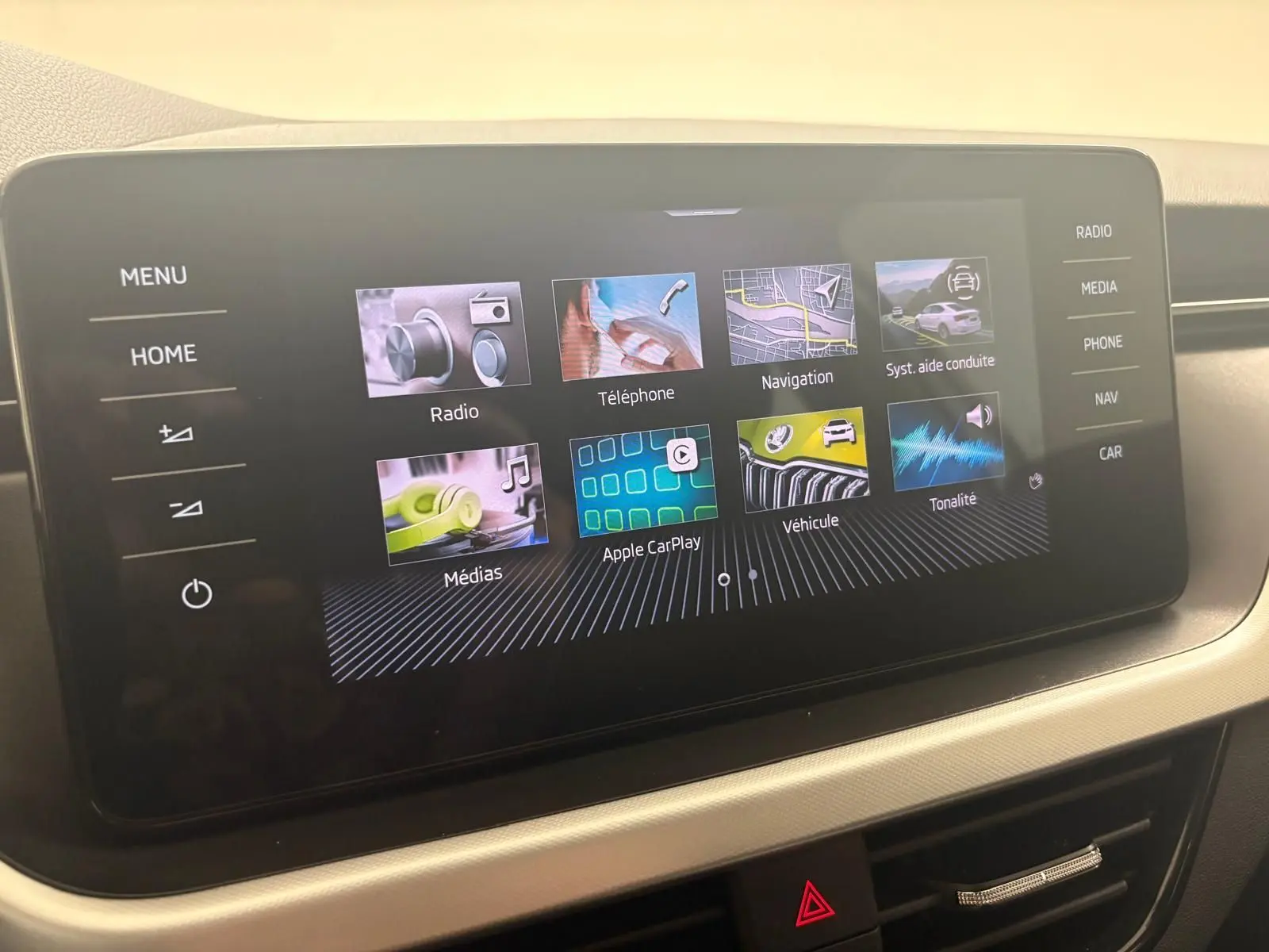 Écran tactile central du Skoda Scala 2024 affichant les menus multimédias, navigation et aides à la conduite.