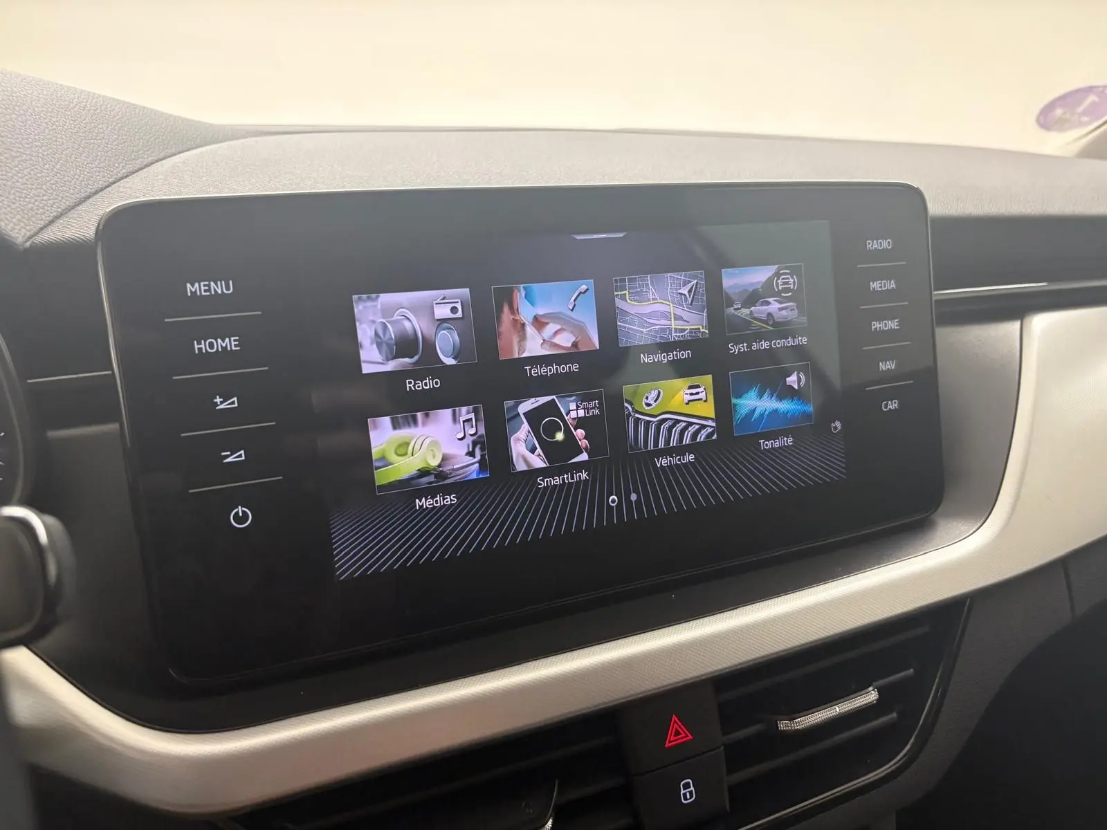 Écran tactile central du tableau de bord de la Skoda Scala 2024 gris argent, affichant les options multimédia et navigation.