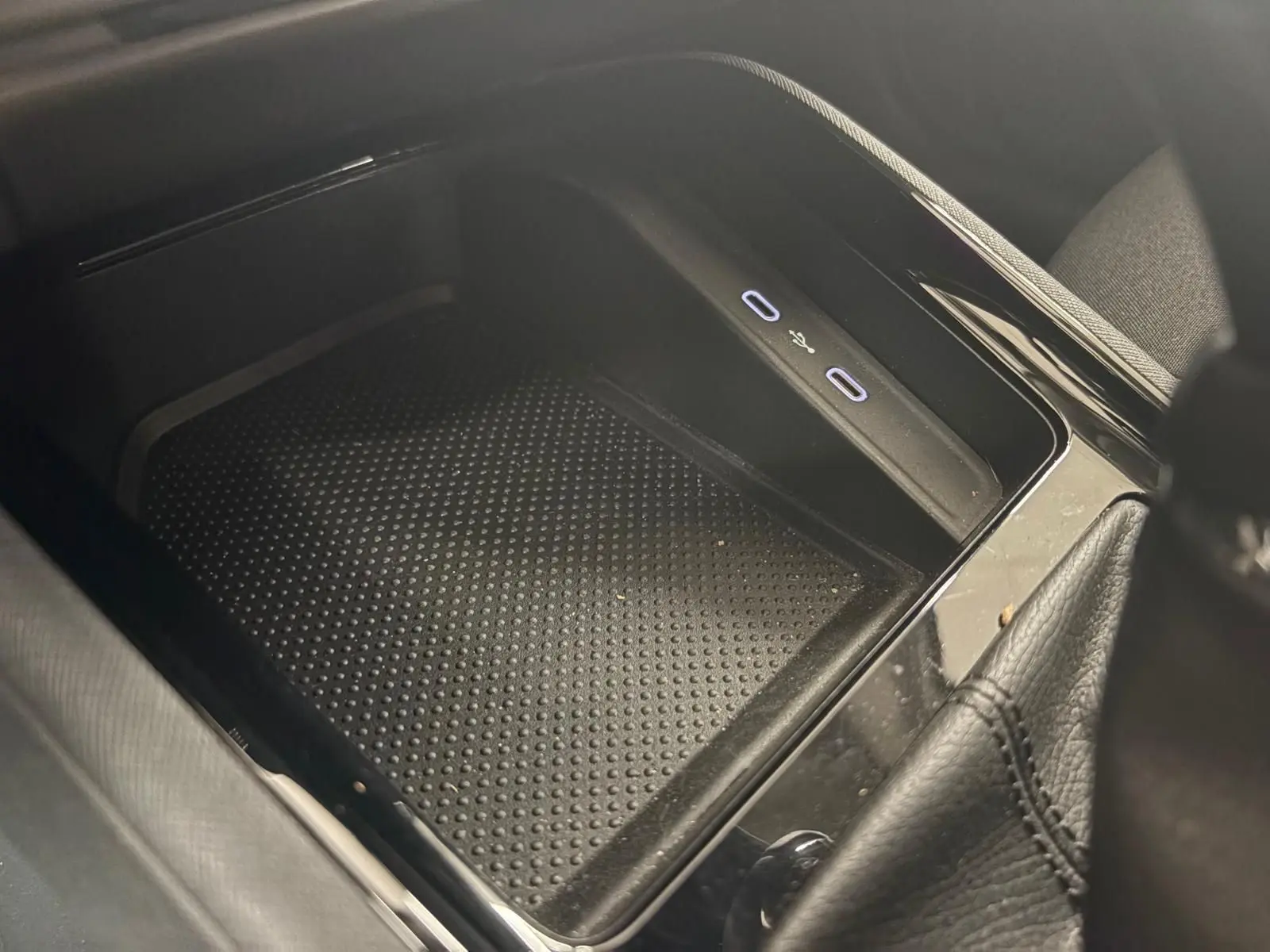 Gros plan sur la console centrale de la Skoda Scala 2024, montrant un espace de rangement avec deux ports USB-C éclairés.