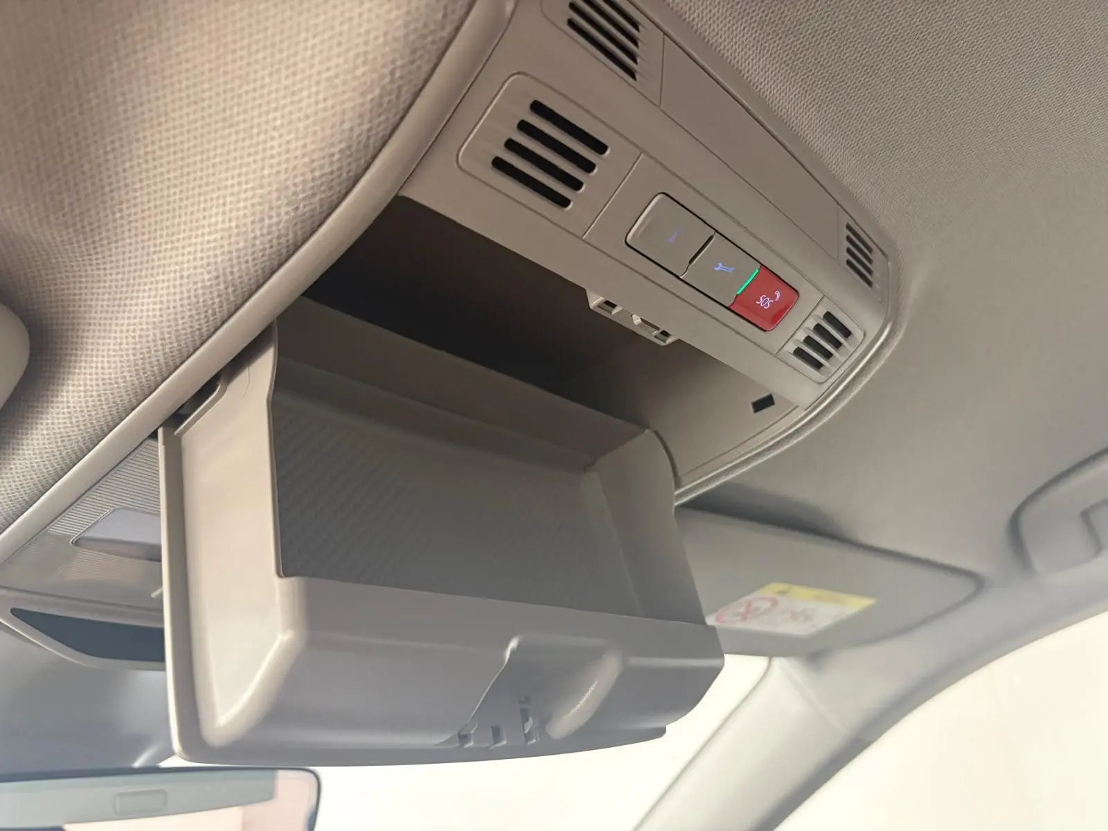 Rangement plafond ouvert avec commandes intégrées dans l’habitacle gris clair d’une Skoda Scala 1.0 TSI 110 DSG7 Business 2024.