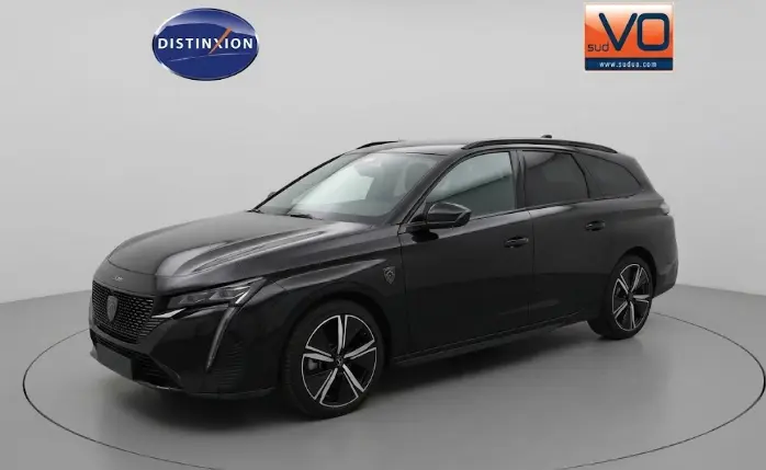 Peugeot 308 SW Hybrid 145 GT noir en 3/4 avant droit avec barres de toit et jantes alliage 18 pouces.