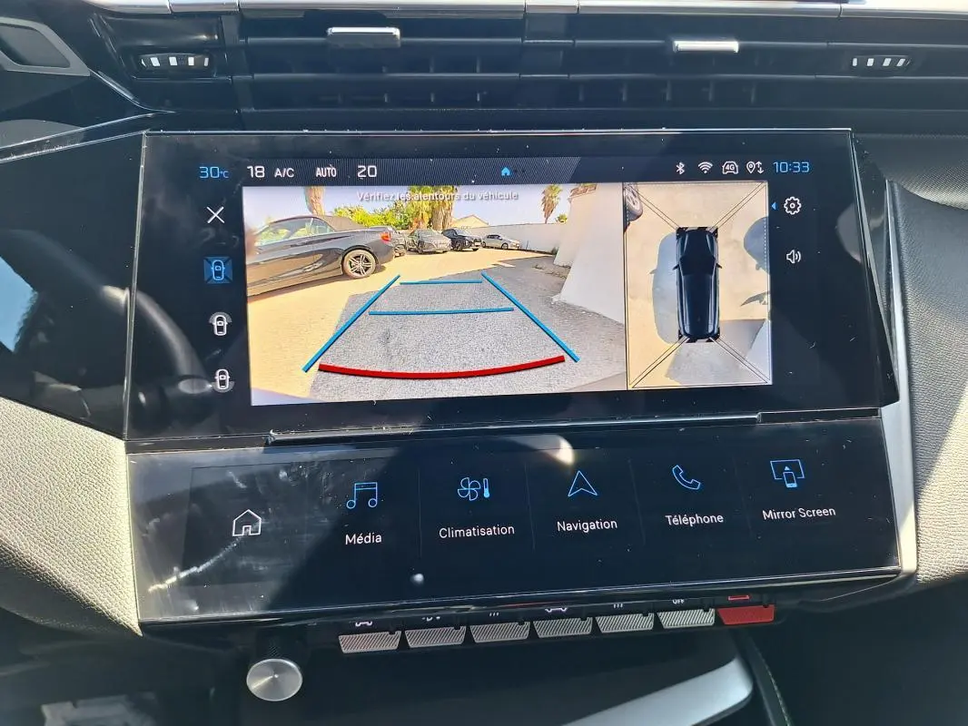 Écran tactile central du Peugeot 308 SW Hybrid 145 GT montrant la caméra de recul et l'affichage 360° intérieur.