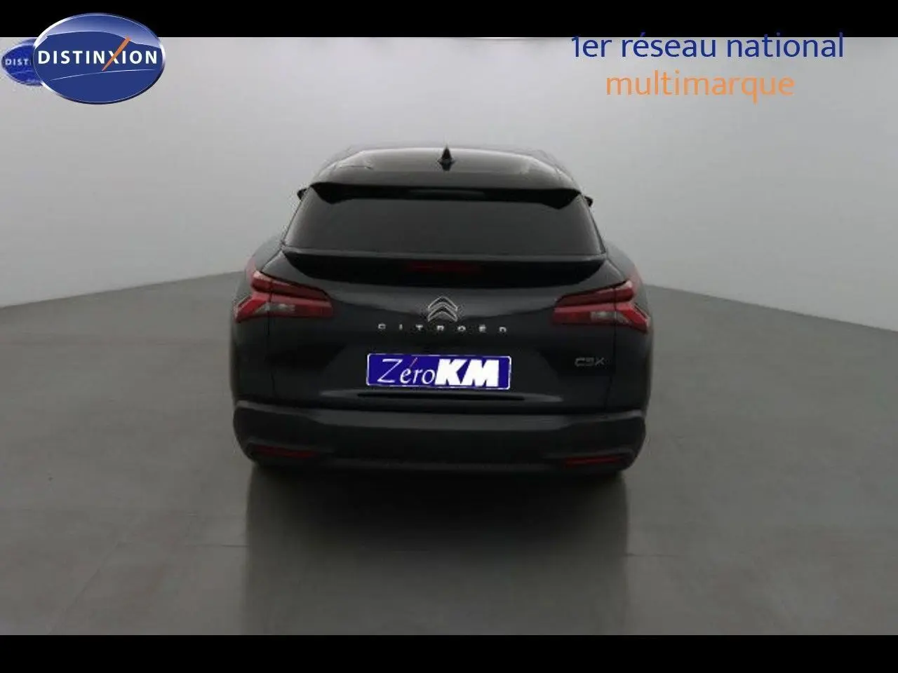 Vue arrière d'une Citroën C5 X noire métal 2022 avec feux arrière LED et lunette arrière teintée.