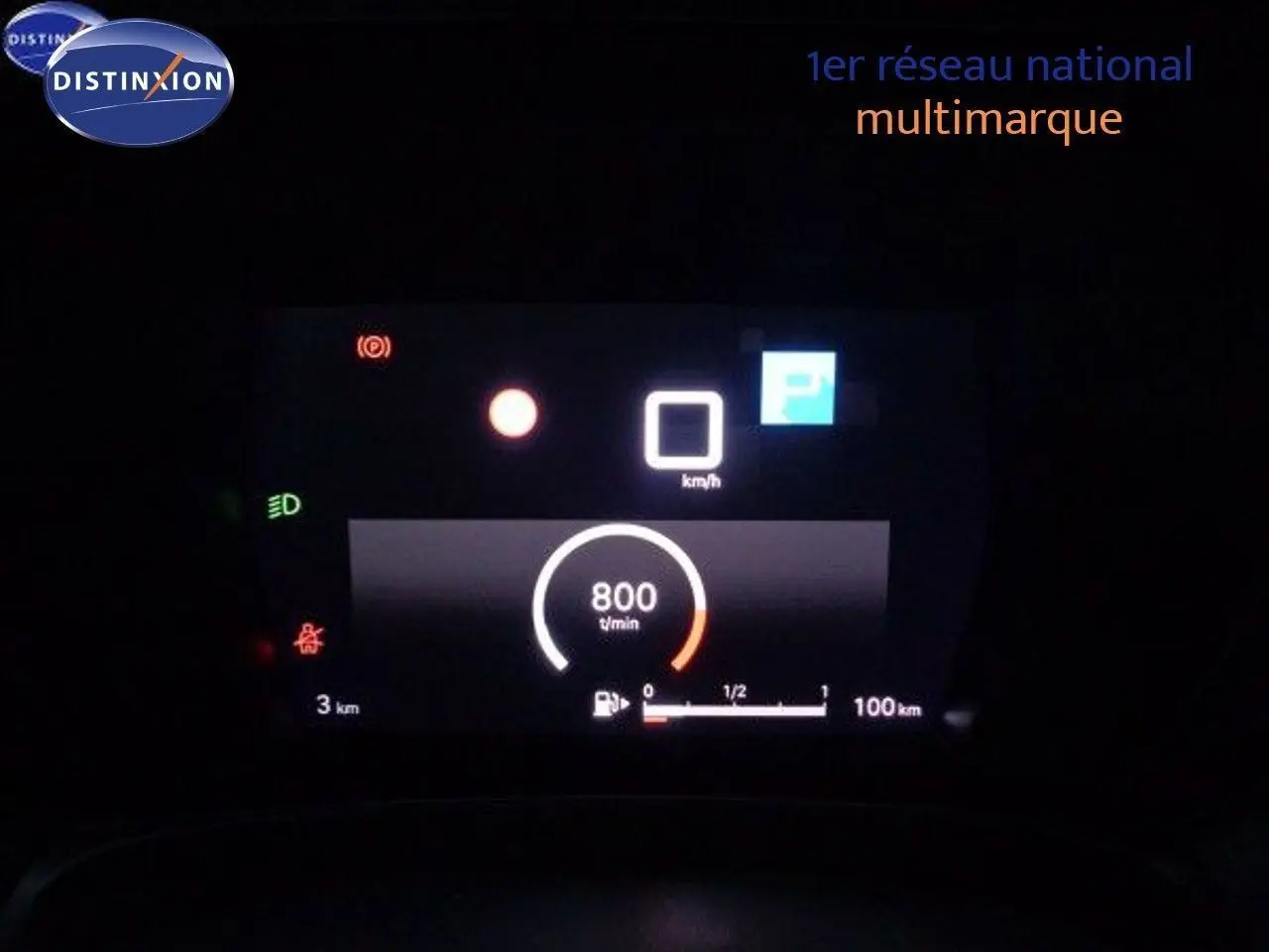 Tableau de bord numérique allumé d'une Citroën C5 X 2022, affichant 0 km/h et régime moteur à 800 tr/min.