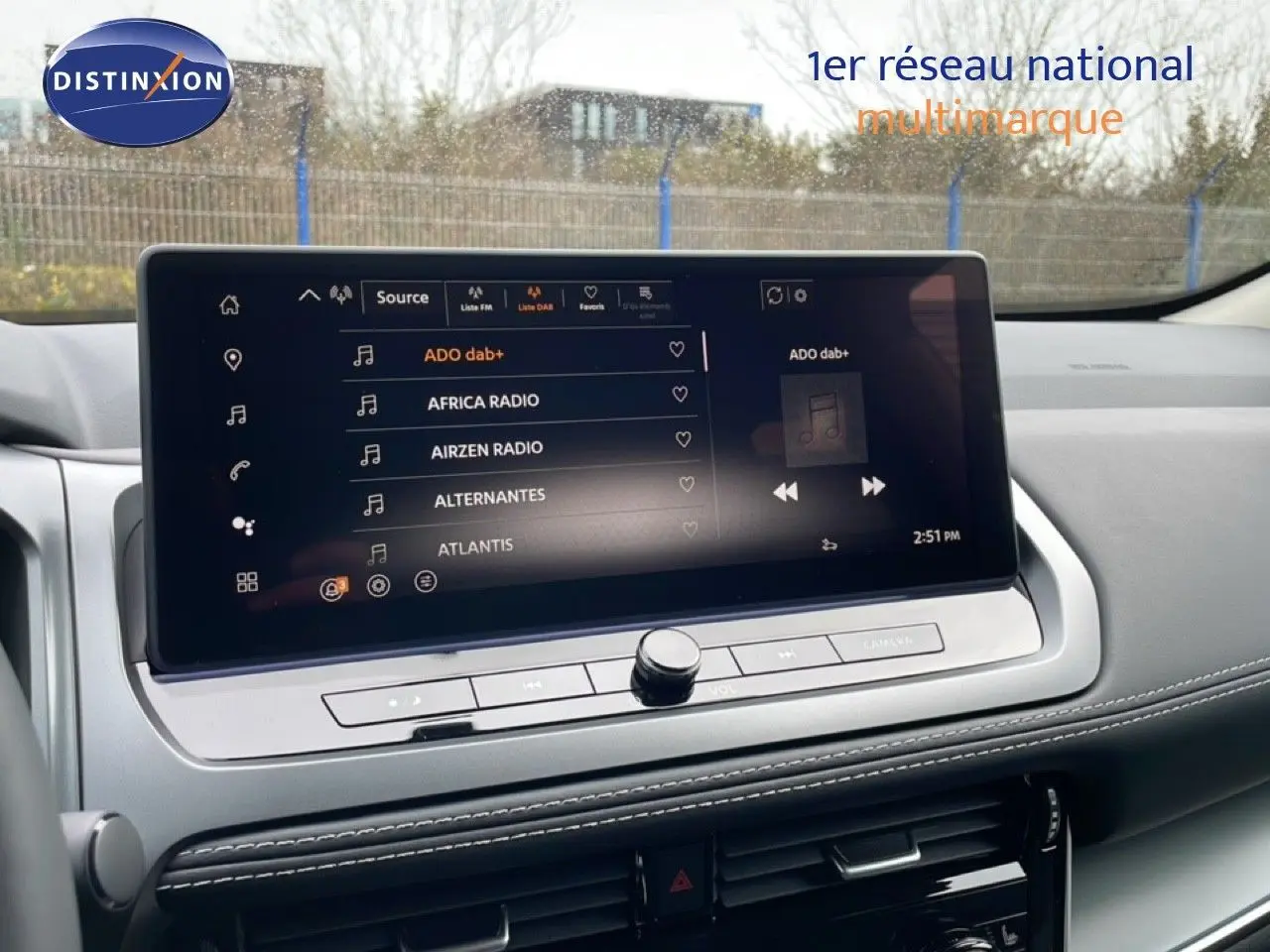 Écran tactile central du Nissan Qashqai 2025 en gris squale métal, affichant les options radio DAB+ dans l'habitacle.