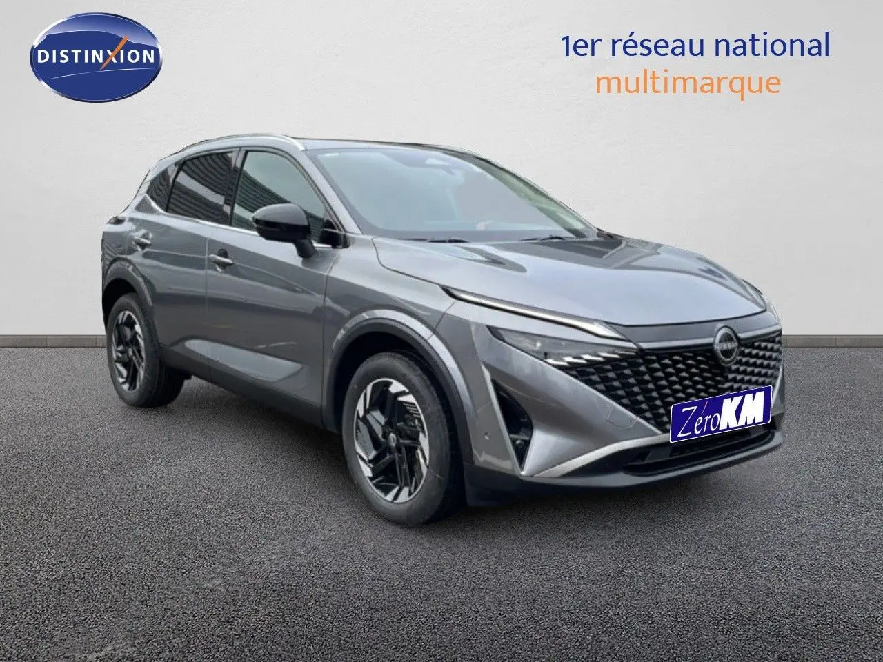 Nissan Qashqai 1.5 E-POWER gris squale métal, vue 3/4 avant droit avec calandre noire et jantes stylisées.